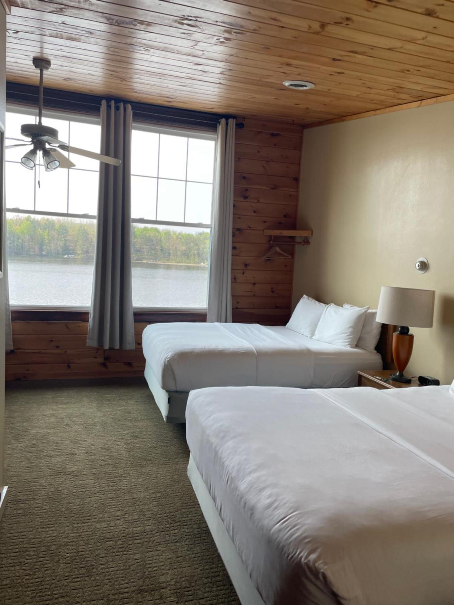 Hanging Horn Lakeside Resort Moose Lake Exterior photo