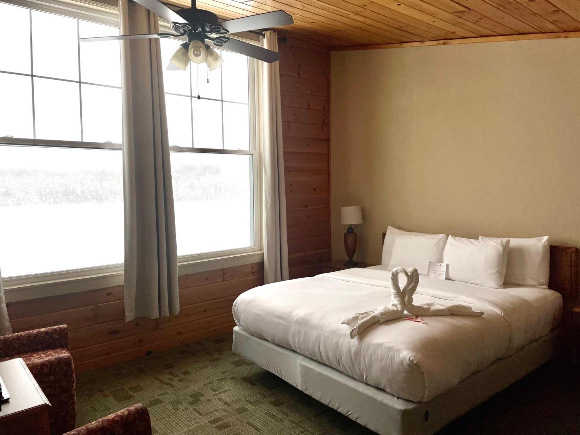 Hanging Horn Lakeside Resort Moose Lake Exterior photo