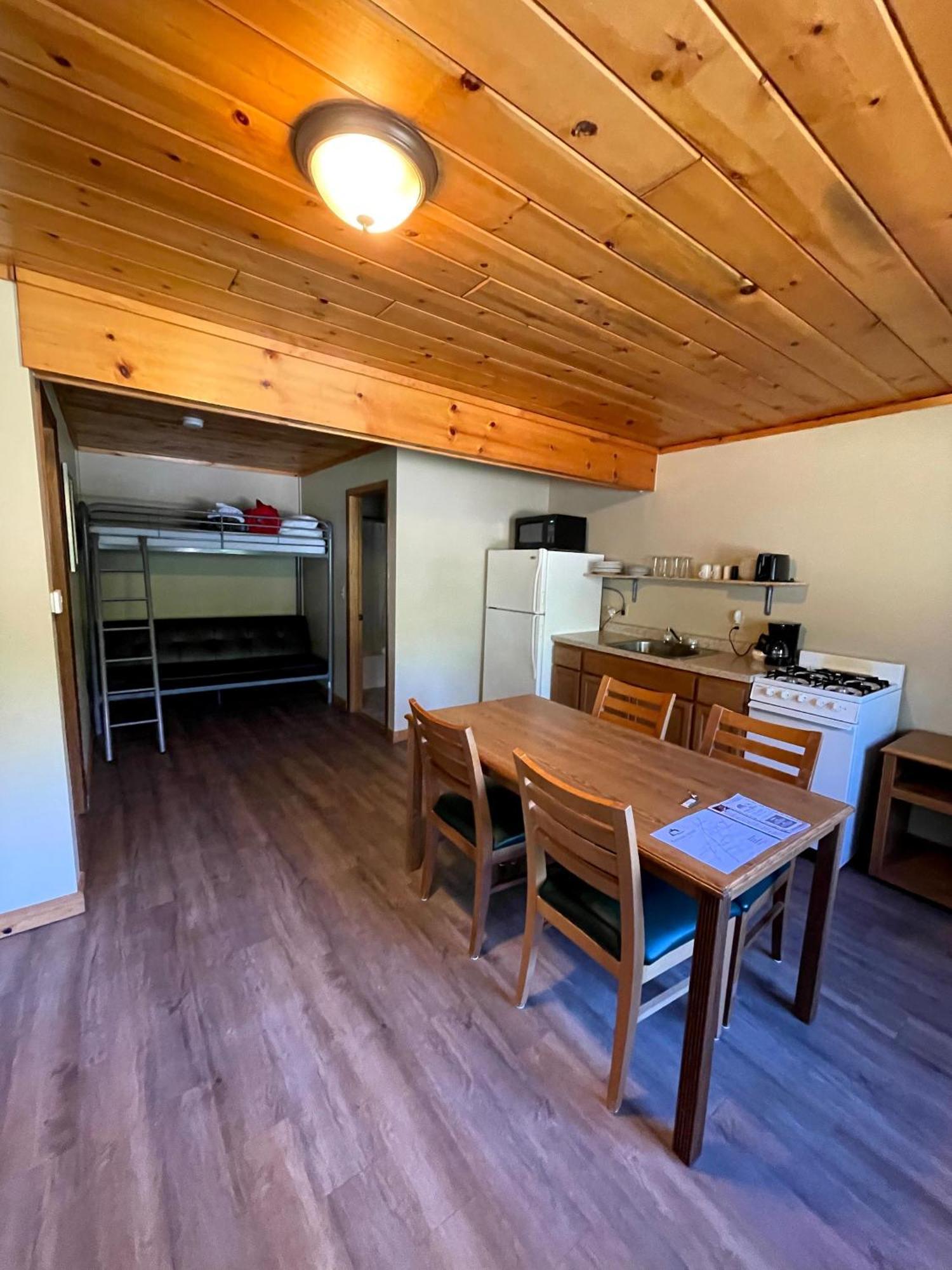 Hanging Horn Lakeside Resort Moose Lake Exterior photo