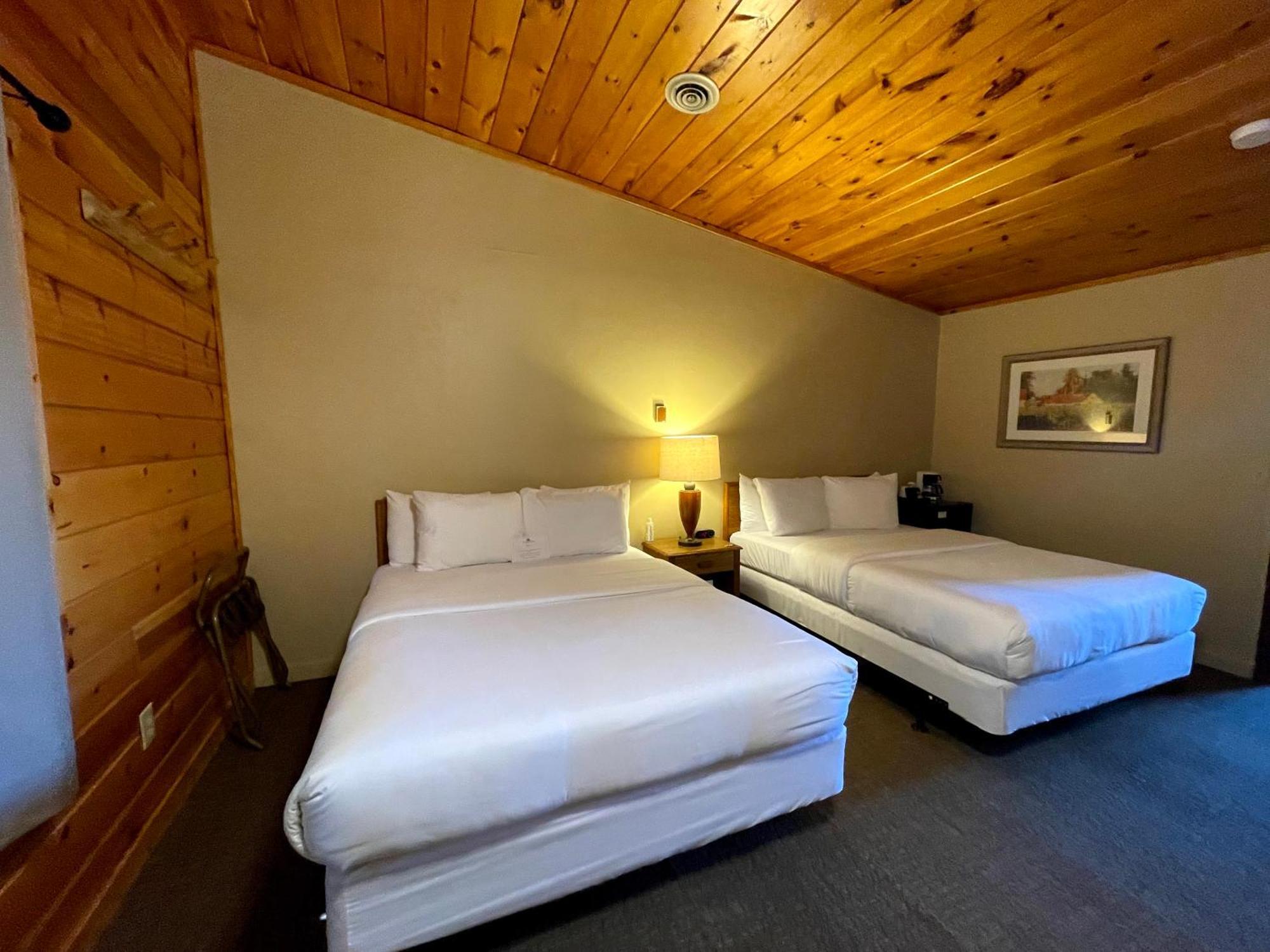Hanging Horn Lakeside Resort Moose Lake Exterior photo
