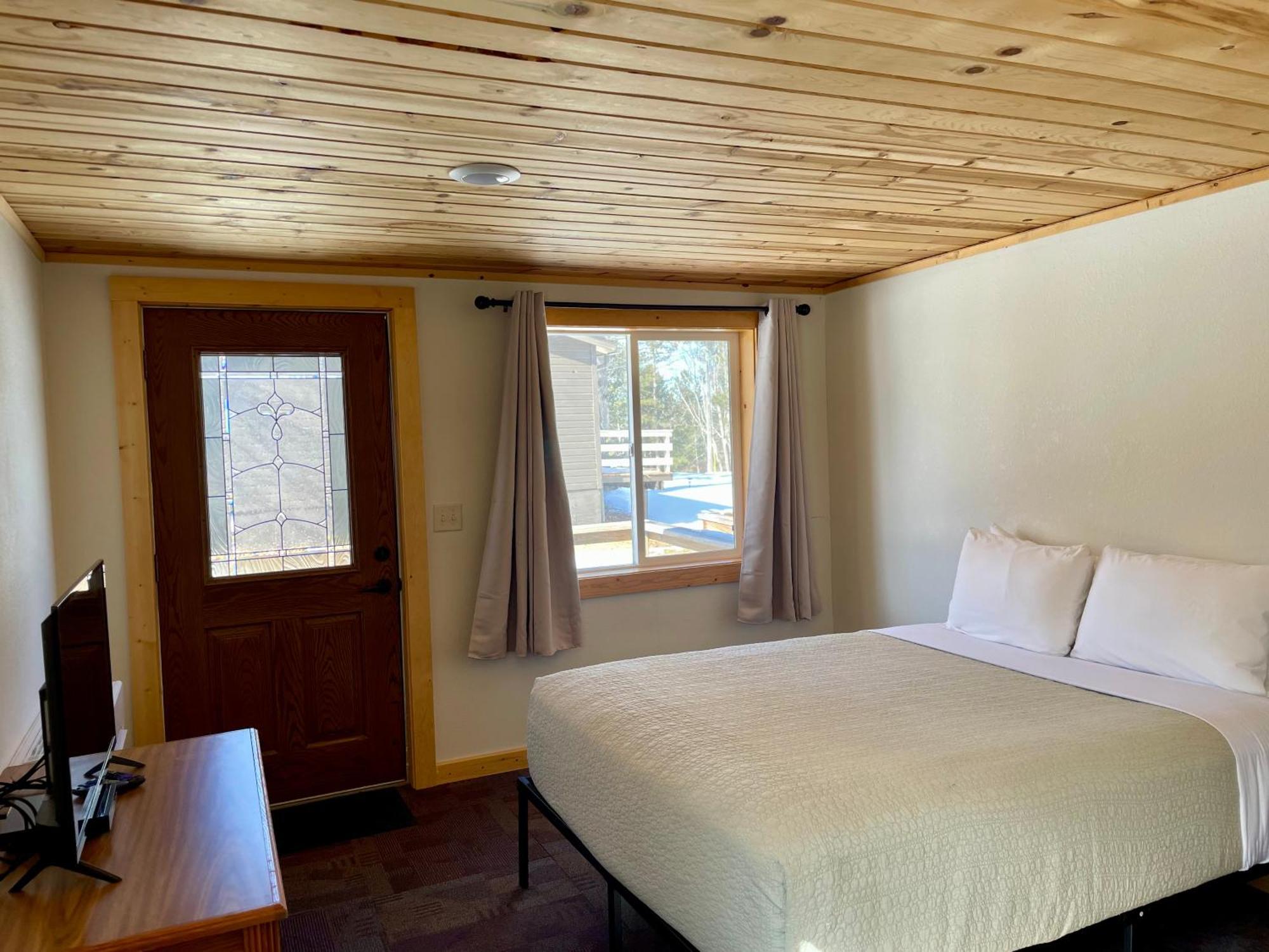 Hanging Horn Lakeside Resort Moose Lake Exterior photo