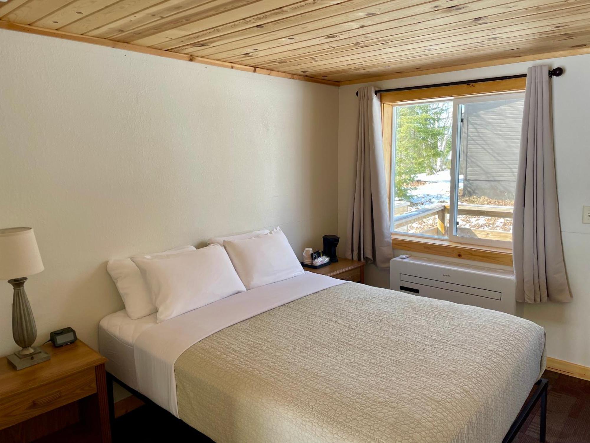Hanging Horn Lakeside Resort Moose Lake Exterior photo