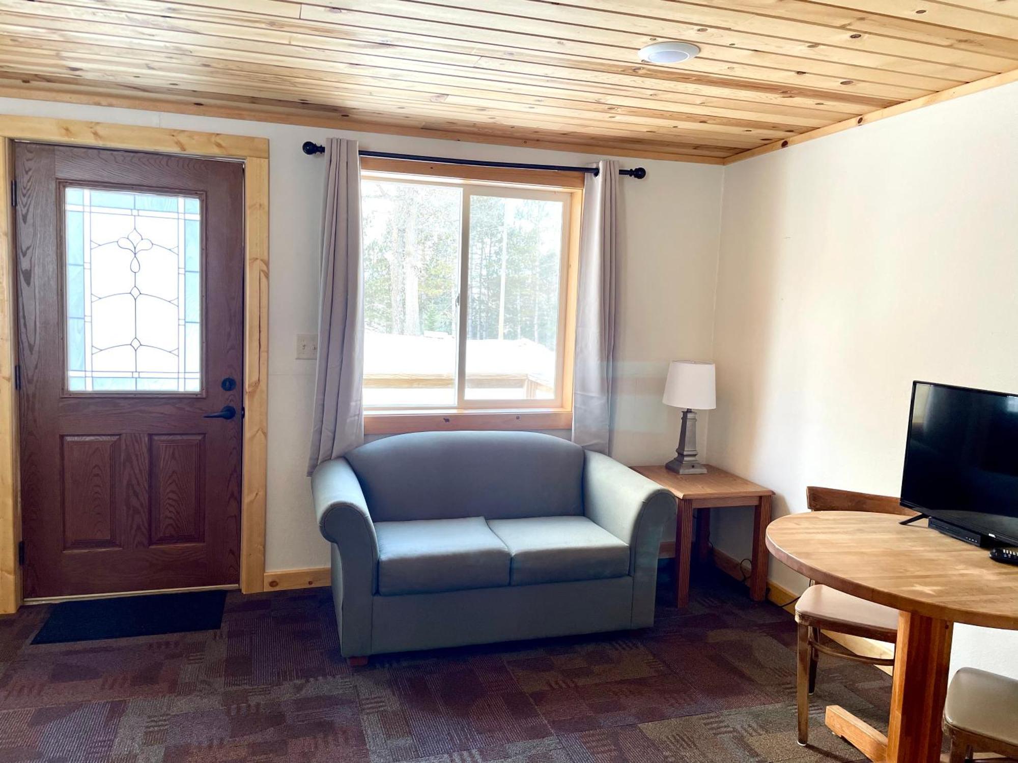 Hanging Horn Lakeside Resort Moose Lake Exterior photo
